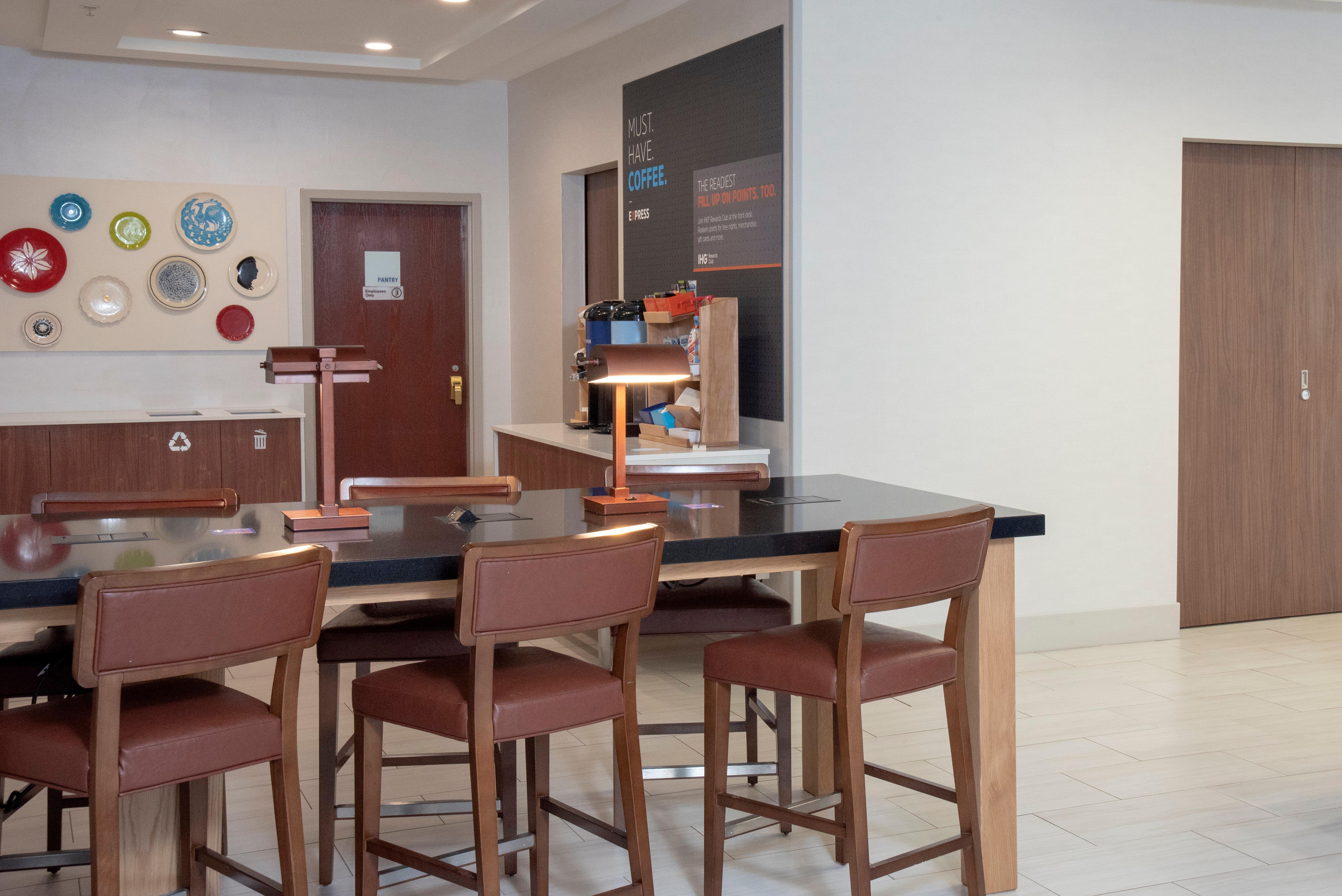Holiday Inn Express Hotel & Suites Chester By Ihg Exterior foto